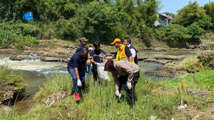 Bersih-bersh sampah di aliran Sungai Ciliwung dalam rangkaian HUT TribunnewsBogor.com ke-7 di titik Delta 15 Kali Ciliwung, Rabu (28/9/2022)