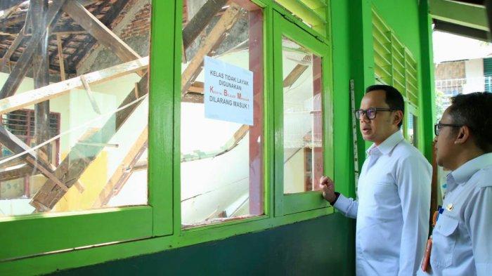 Wali Kota Bogor, Bima Arya mengecek langsung kondisi atap ruang kelas di Sekolah Dasar Negeri (SDN) Bantarjati 9 di Kecamatan Bogor Utara, Kota Bogor, Rabu (30/11/2022).