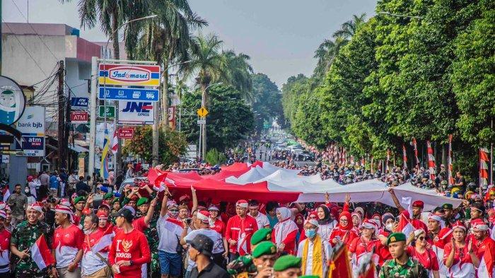 Wali Kota Bogor, Bima Arya secara resmi melepas kirab bendera sepanjang 100 meter dalam rangkaian acara Festival Merah Putih (FMP) 2022 di plaza Balai Kota Bogor, Minggu (28/8/2022) pagi.