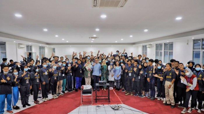 Wali Kota Bogor, Bima Arya bersama Bunda Genre Kota Bogor, Yane Ardian memberikan motivasi kepada para peserta Jambore Ajang Kreativitas Remaja dan Grand Final Duta Generasi Berencana (Genre) Kota Bogor 2022 di Balai Besar Biogen Kota Bogor, Sabtu (25/6/2022).