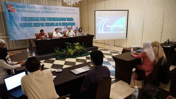Wakil Wali Kota Bogor, Dedie A. Rachim memberikan arahan kepada para pelaku usaha ekspor (eksportir) dalam Pembinaan dan Pengembangan Usaha Produk Ekspor Unggulan Kota Bogor yang dilangsungkan di Royal Hotel, Jalan Ir. H. Juanda, Kota Bogor, Rabu (21/9/2022) pagi.