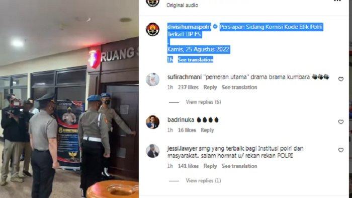 Ferdy Sambo berdiri tegap di depan pintu masuk ruang sidang kode etik