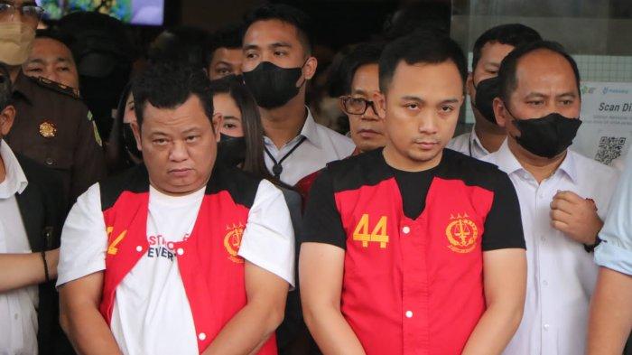 Ekspresi Kuat Maruf dan Bripka RR saat dimunculkan di publik.
