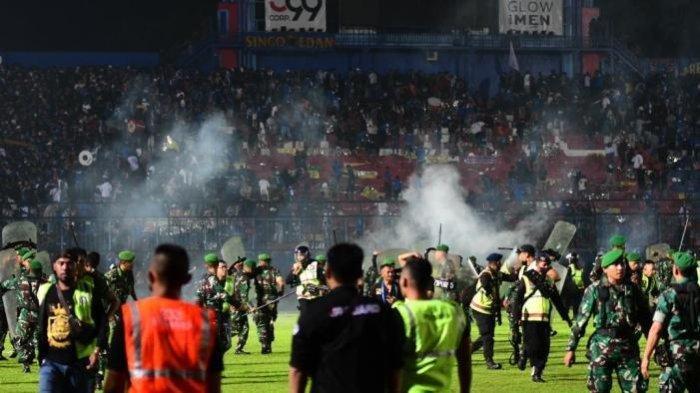 Ribuan suporter Aremania ricuh di Stadion Kanjuruhan, buntut kekalahan Arema FC atas Persebaya Surabaya 2-3, Sabtu (1/10/2022) malam.