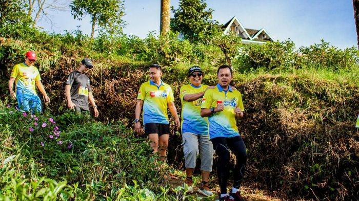 Ketua Umum Asosiasi Lari Trail Indonesia (ALTI) Bima Arya membuka 5K Trail Run di Taman Langit, Pangalengan, Kabupaten Bandung, Minggu (4/12/2022).