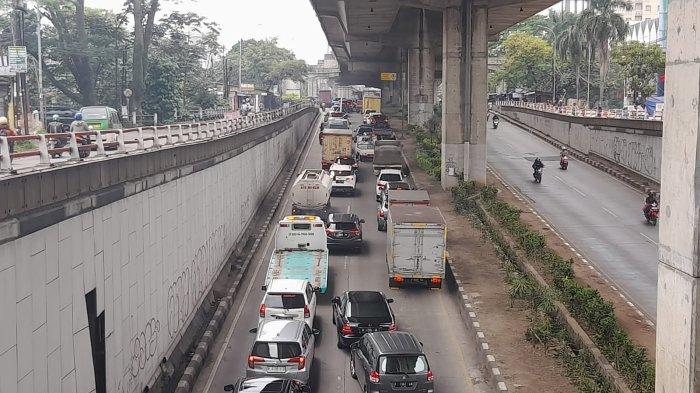 Macet panjang akibat diberlakukan Contra flow di Jalan Kh Sholeh Iskandar karena adanya perbaikan lubang yang menganga tepat depan kampus UIKA, Jumat (2/12/2022).