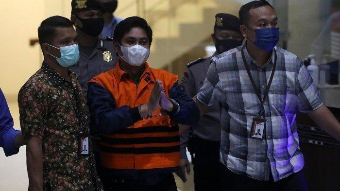 Mantan Bupati Tanah Bumbu Mardani Maming mengenakan rompi tahanan, usai menjalani pemeriksaan di Gedung KPK, Jakarta, Kamis (28/7/2022) malam. KPK menahan Mardani Maming terkait kasus dugaan suap dan gratifikasi pemberian izin usaha pertambangan, saat menjabat Bupati Tanah Bumbu, Kalimantan Selatan, periode 2010-2015 dan 2016-2018.