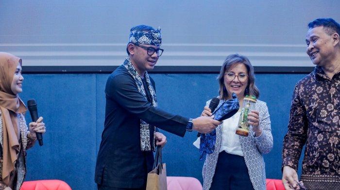 Wali Kota Bogor, Bima Arya saat Diskusi Pengembangan Literasi di Gedung Perpustakaan dan Galeri Kota Bogor, Kamis (12/1/2023).