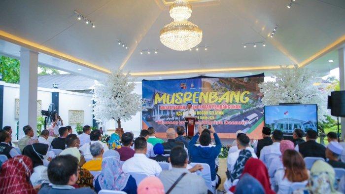 Musyawarah Perencanaan Pembangunan (Musrembang) tingkat Kecamatan Bogor Selatan mengusung tema Membangun Kemandirian Daerah Dengan Memaksimalkan Potensi Wilayah dilaksanakan di Eka Wedding, Kelurahan Rancamaya, Kecamatan Bogor Selatan, Kota Bogor, Rabu (25/1/2023).