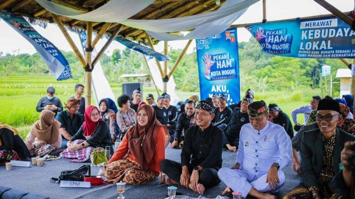Penampilan tarian tradisional, wayang golek, batik Bogor dan alunan musik sunda mewarnai pelaksanaan Rangkaian Pekan Hak Asasi Manusia (HAM) Kota Bogor, tepatnya di Kampung Agro Eduwisata Organik (AEWO), Kelurahan Mulyaharja, Kecamatan Bogor Selatan, Kota Bogor, Kamis (8/12/2022).