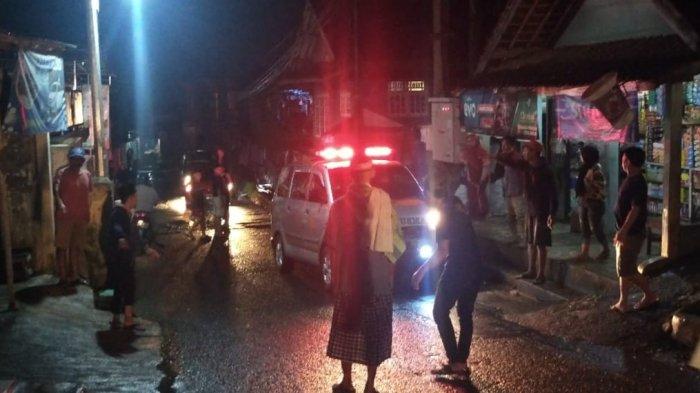 Mobil ambulans yang membawa jenazah korban tiba di rumah duka di Kampung Babakan Nyamplung, Desa Cinangka, Kecamatan Ciampea, Kabupaten Bogor, Senin (9/5/2022) malam.