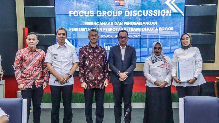Pemerintah Kota (Pemkot) Bogor bersama PT. KAI dan Badan Pengelola Transportasi Jabodetabek (BPTJ), Indonesia Infrastructure Finance (IIF) dan PT. Colas Rail menggelar Focus Group Discussion (FGD) terkait perencanaan dan pengembangan perkeretaapian perkotaan (trem) di Kota Bogor yang digelar di Paseban Sri Bima, Balai Kota Bogor, Rabu (31/8/2022).