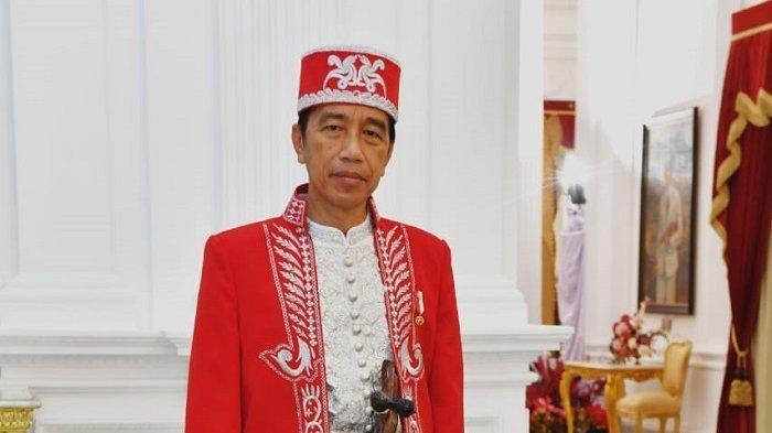 Presiden Jokowi tampak mengenakan baju adat Kesultanan Buton Dolomani saat tiba di Istana Negara, Jakarta Pusat Hari Ini, Rabu (17/8/2022)