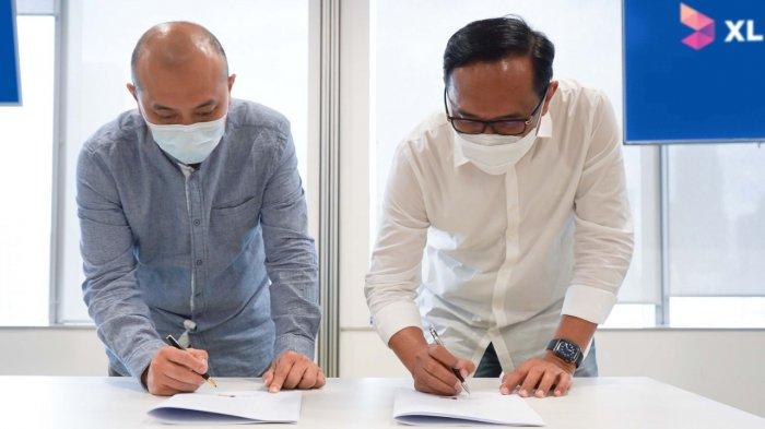 Direktur Ameisys Global Technologies, Frank Danny Hodyson (kiri), Direktur & Chief Finance Officer XL Axiata, Budi Pramantika (kanan) dalam acara penandatanganan pengambilalihan saham PT Hipernet Indodata di Jakarta, Kamis (2/6). Hari ini XL Axiata mengumumkan bahwa proses pengambilalihan saham PT Hipernet Indodata telah selesai, hal tersebut disampaikan Perseroan melalui Keterbukaan Informasi atau Fakta Material kepada Otoritas Jasa Keuangan (OJK) Republik Indonesia pada tanggal 2 Juni 2022. Untuk itu per hari ini, XL Axiata secara resmi memiliki sebanyak 2.805 lembar saham atau setara dengan 51 % saham PT Hipernet Indodata dengan nilai transaksi sekitar 335,3 miliar rupiah.