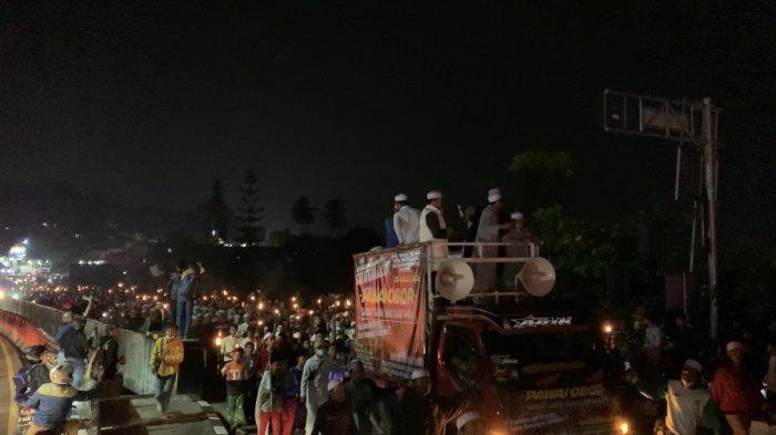 Ribuan warga Puncak Bogor ikuti kegiatan pawai obor menyambut tahun baru Islam 1444 H, Jumat (29/7/2022).