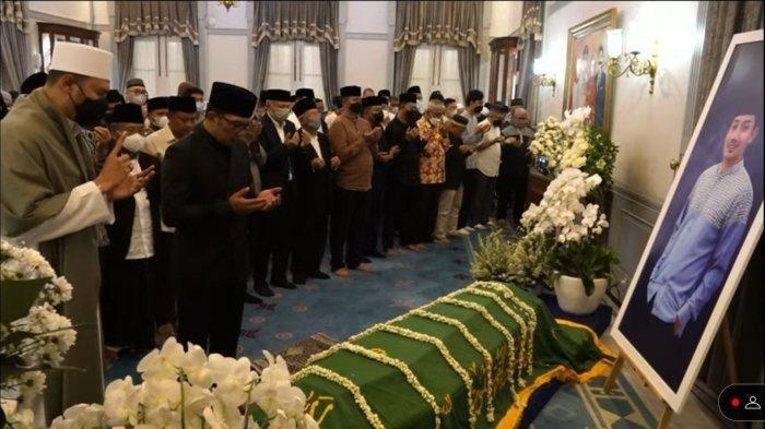 Ridwan Kamil menjadi imam salat jenazah putranya di Gedung Pakuan.