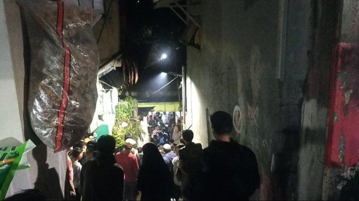 Suasana saat setelah korban longsor berinisial M berhasil dievakuasi di Kampung Got RT 002 RW 008, Kelurahan Curug, Kecamatan Bogor Barat, Kota Bogor, pada Jumat (15/7/2022) tengah malam.