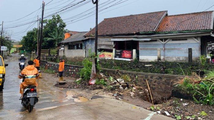 Tanggul Banjir di Kampung Setu Asem Kota Bogor jebol, saat ini dalam pembersihan oleh PUPR, Sabtu (16/7/2022).