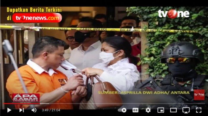 Tas Gucci yang dipegang Putri Candrawathi saat memakaikan masker ke Ferdy Sambo ternyata harganya fantastis.