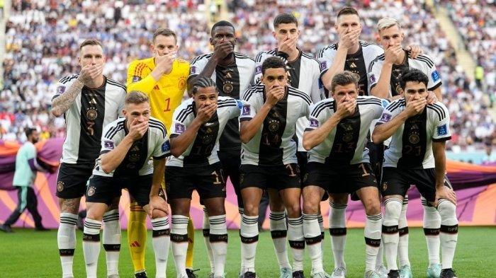 Timnas Jerman melakukan aksi tutup mulut sebagai bentuk protes terkait dilarangnya penggunaan ban kapten one love.