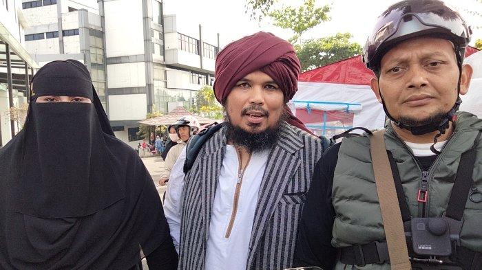 Ustadz Derry Sulaiman memberikan bantuan untuk korban gempa bumi di RSUD Cimacan, Kabupaten Cianjur (22/11/2022)