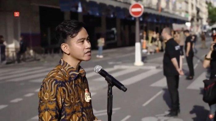 Walikota Solo, Gibran Rakabuming saat berpidato di Jalan Rivoli, Paris, Perancis dalam program bertajuk 'Java in Paris' yang digelar pada hari ini, Kamis (9/6/2022).