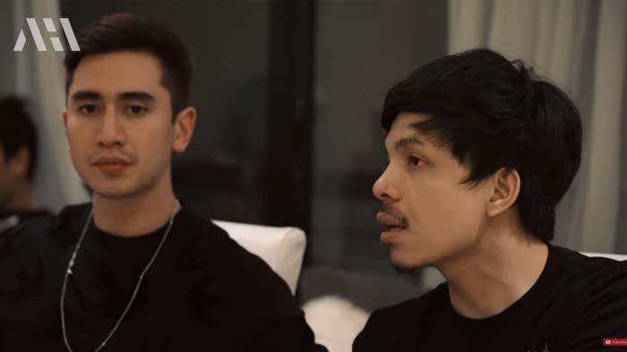 Momen Atta Halilintar berbincang dengan sahabatnya, Verrell Bramasta.