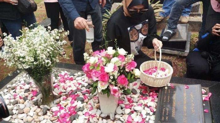 Angelina Sondakh berziarah ke makam mendiang Adjie Massaid di Taman Pemakaman Umum (TPU) Jeruk Puruk kawasan Jakarta Selatan, Rabu (30/3/2022).