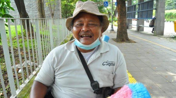 Abah Parmin tetap semangat berjualan kemoceng meskipun menggunakan kursi roda saat ditemui TribunnewsBogor.com, Selasa (2/2/2021)