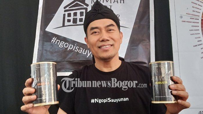 Ada dua jenis kopi kemasan kaleng di Rumah Kopi Bogor, yakni robusta dan arabika dari Gunung Arca, Sukamakmur, Kabupaten Bogor.