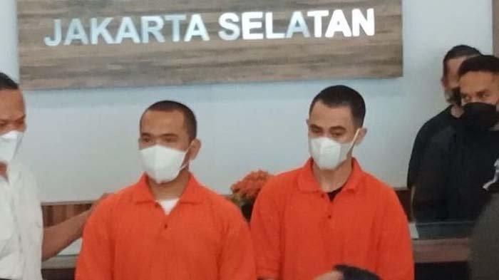 Putra Siregar dan Rico Valentino di Polres Metro Jakarta Selatan, Rabu (13/4/2022).