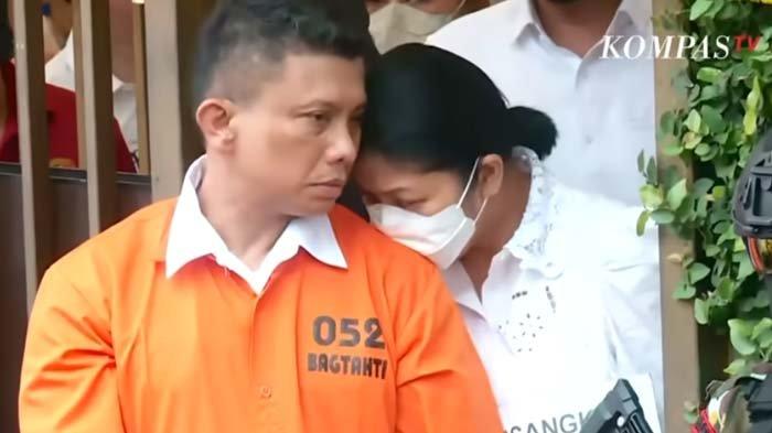 Momen Putri Candrawathi bersandar di bahu Ferdy Sambo saat rekonstruksi pembunuhan Brigadir J berlangsung. Ferdy Sambo diam-diam mencium dan memeluk Putri Candrawathi sebelum rekonstruksi berakhir
