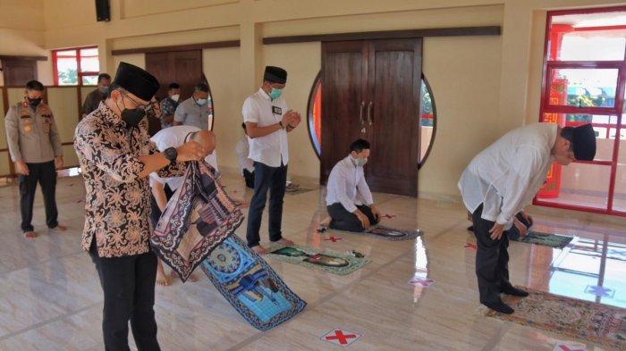 Menteri Koordinator (Menko) Bidang Perekonomian, Airlangga Hartarto meresmikan Masjid Jami Tine Tang di kawasan Kantor PT Marga Sarana Jabar (MSJ) Plaza Tol Sentul Barat, Jalan Tol Lingkar Luar Bogor Ring Road, Bogor, Kamis (8/4/2021).