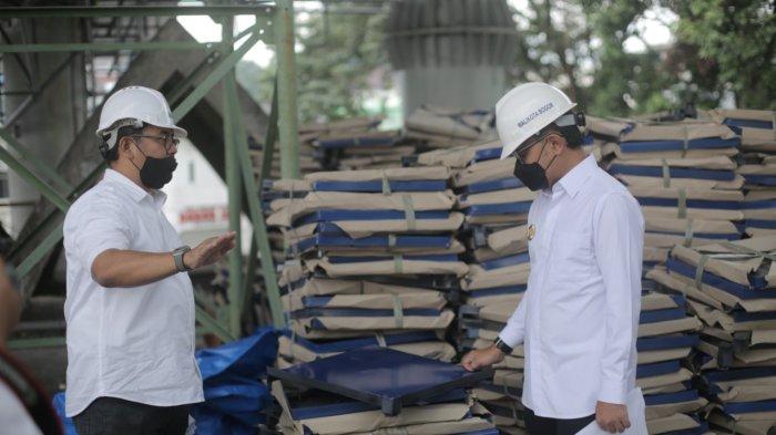 Wali Kota Bogor Bima Arya meninjau progres pembangunan Masjid Agung yang berada persis di samping Alun Alun Kota Bogor, Rabu (16/2/2022).