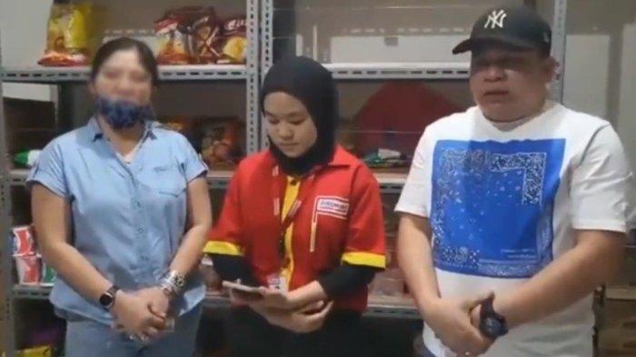 Viral karyawan Alfamart membacakan permohonan maaf kepada wanita yang diduga mencuri cokelat.