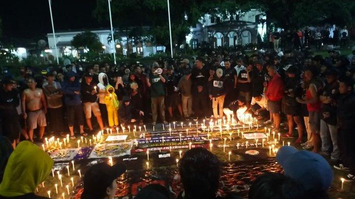 Alun-Alun pada Senin (3/10/2022) malam mendadak syahdu oleh ratusan supporter di Bogor yang hadir karena solidaritas atas kejadian Tragedi Kanjuruhan.