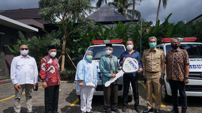 Badan Pengelola Keuangan Haji (BPKH) bekerjasama dengan Nur Care (Lazisnu) menyerahkan satu mobil ambulance dan satu mobil jenazah, Selasa (26/1/2021).