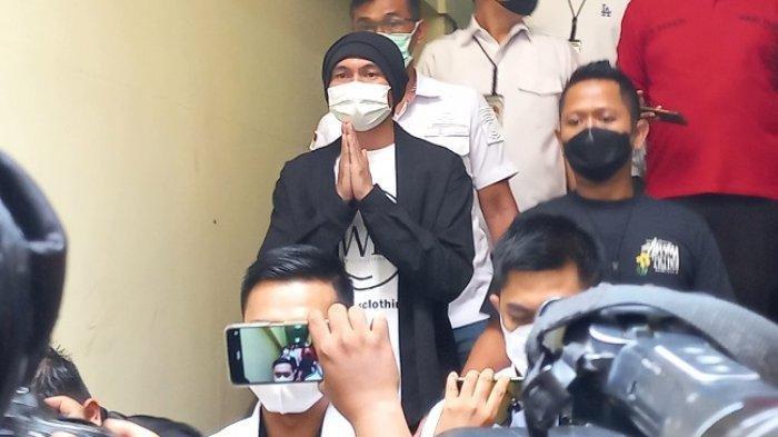 Anji Manji diperlihatkan ke awak media di Polres Metro Jakarta Barat, Senin (14/6/2021).