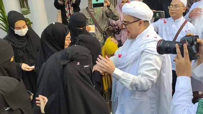 Foto-foto saat Rizieq Shihab bebas usai ditahan atas kasus kasus penyiaran berita bohong dan timbulkan keonaran terkait kasus tes usap RS Ummi, Rabu (20/7/2022)