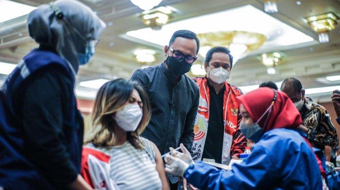 Sebanyak 458 atlet dan insan olahraga serta 247 wartawan dan karyawan media yang divaksin di Ballroom Puri Begawan, Jumat (12/3/2021).