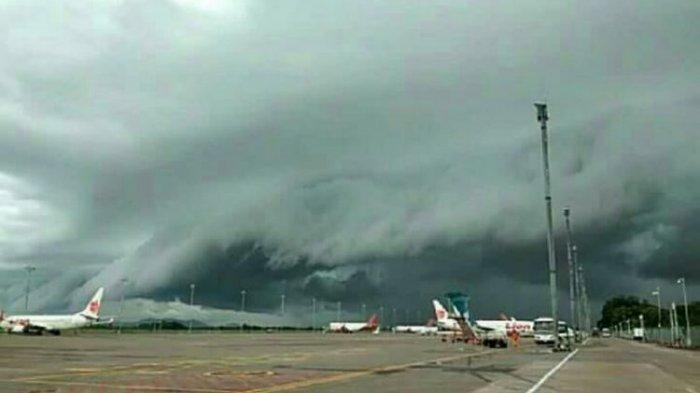 Awan seperti gelombang tsunami terekam di langit Kota Makassar, Selasa (1/1/2019) sore. (Dok. Istimewa)