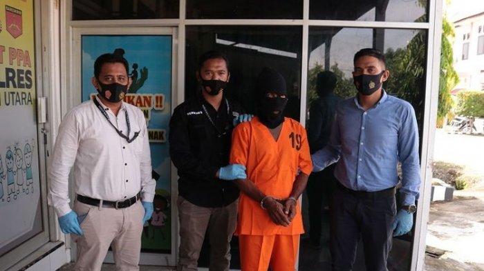 Polisi memperlihatkan tersangka pelaku pemerkosaan anak tiri di Mapolres Aceh Utara, Sabtu (5/9/2020)(Polres Aceh Utara)