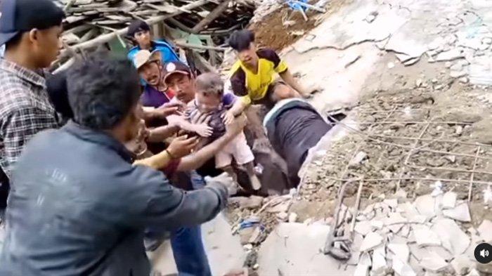 Viral video warga bahu-membahu selamatkan balita yang terjebak di reruntuhan usai gempa Cianjur. Fakta asli di balik video tersebut terkuak