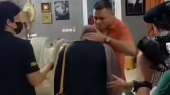 bertemu Raul Lemos, momen Aurel dipeluk dan dicium ayah tiri bikin Krisdayanti terharu