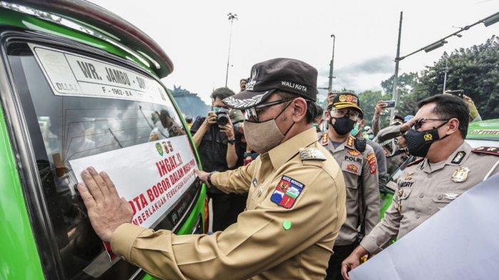 Wali Kota Bogor Bima Arya bersama jajaran Forum Komunikasi Pimpinan Daerah (Forkopimda) Kota Bogor menggelar patroli untuk memantau sejumlah pusat keramaian dalam rangka penerapan Pemberlakukan Pembatasan Kegiatan Masyarakat (PPKM), Senin (11/1/2020).