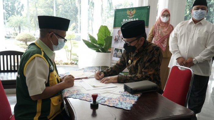 Wali Kota Bogor Bima Arya mengajak unsur Forkompinda mulai dari Ketua DPRD, Danrem 06 Suryakancana, Dandim 0606 Kota Bogor, Kapolresta Bogor Kota, Wakil Kepala Pengadilan menunaikan zakat hartanya di Baznas.