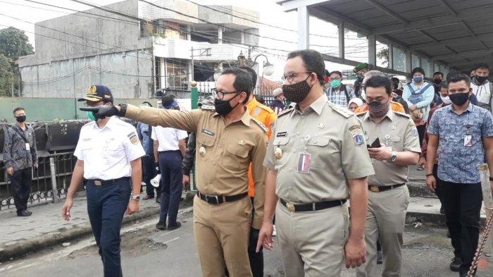 Wali Kota Bogor, Bima Arya Sugiarto dan Gubernur DKI Anies Baswedan mengecek antrean penumpang di Stasiun Bogor, Senin (15/6/2020).