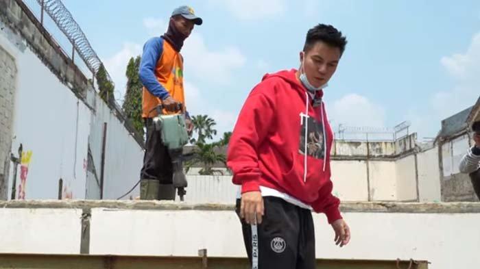 Kesal Tak Jadi-jadi, Baim Wong Bongkar Sendiri Rumahnya, Tukang Bangunan Nyengir Diberi Ini oleh Bos