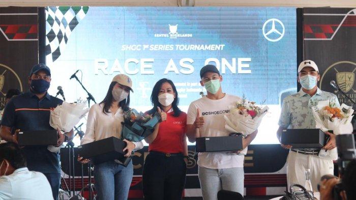 Aida Ristany (Tengah) selaku perwakilan dari Sentul Highlands Golf Club mengukuhkan Depaf Tarigan (kiri), Aaliyah Massaid (kedia kiri), Samuel Zylgwyn (kedua kanan) dan Rory Hie (kanan) sebagai Brand Ambassador Sentul Highlands Golf Club 2021-2022