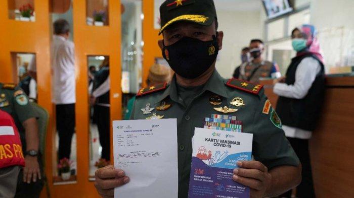 Danrem 061/K Brigjen TNI Achmad Fauzi, S.I.P.,M.M, menerima vaksin Covid-19 dosis kedua di Puskesmas Tanahsareal, Kota Bogor, Kamis (28/1/2021).
